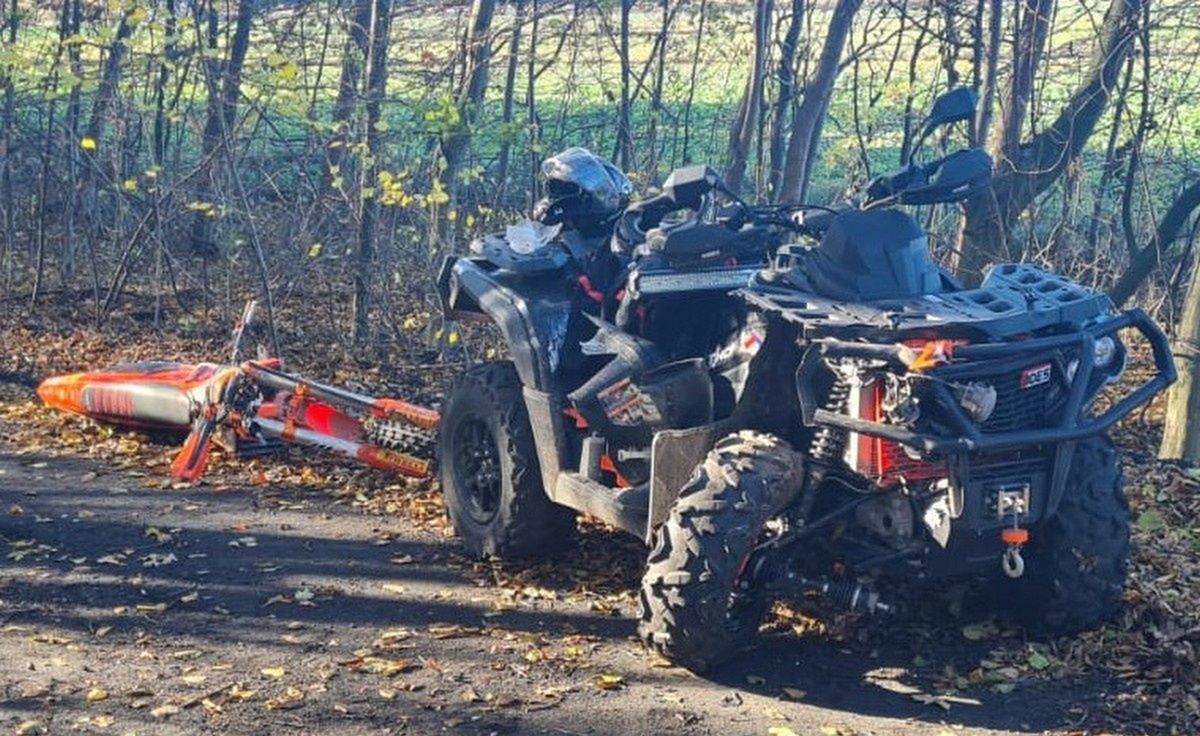 Wypadek na leśnej drodze. Czołowe zderzenia quada z motocyklem