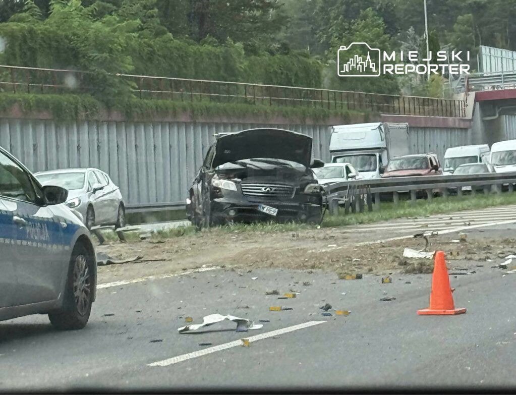Głuchów: O krok od tragedii na S7. Ciężarówka wpadła na przeciwległy pas ruchu