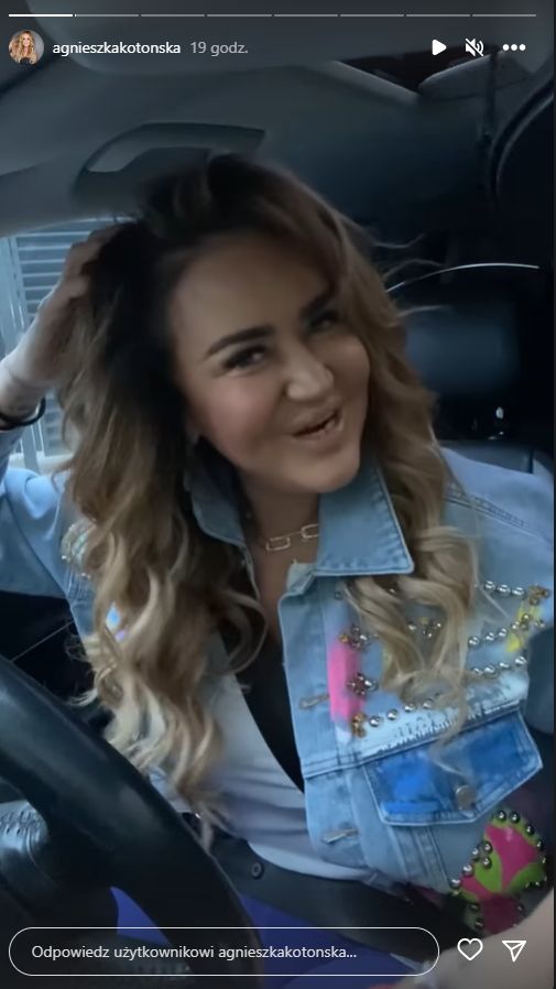 Agnieszka Kotońska gotowa do wyjścia. Dużo w jej wyglądzie zmieniają włosy