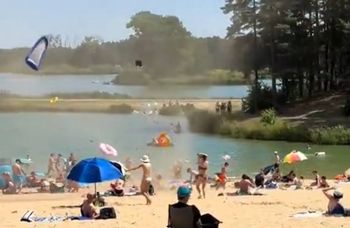 Rzeczy plażowiczów nagle zaczęły latać. Nagranie z Janowa
