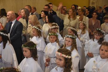 Wyjątkowy dzień w parafii pw. NSJ na śremskich Jezioranach. Najmłodsi pierwszy raz przystąpili do Pierwszej Komunii Świętej [film, zdjęcia]
