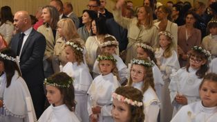 Wyjątkowy dzień w parafii pw. NSJ na śremskich Jezioranach. Najmłodsi pierwszy raz przystąpili do Pierwszej Komunii Świętej [film, zdjęcia]