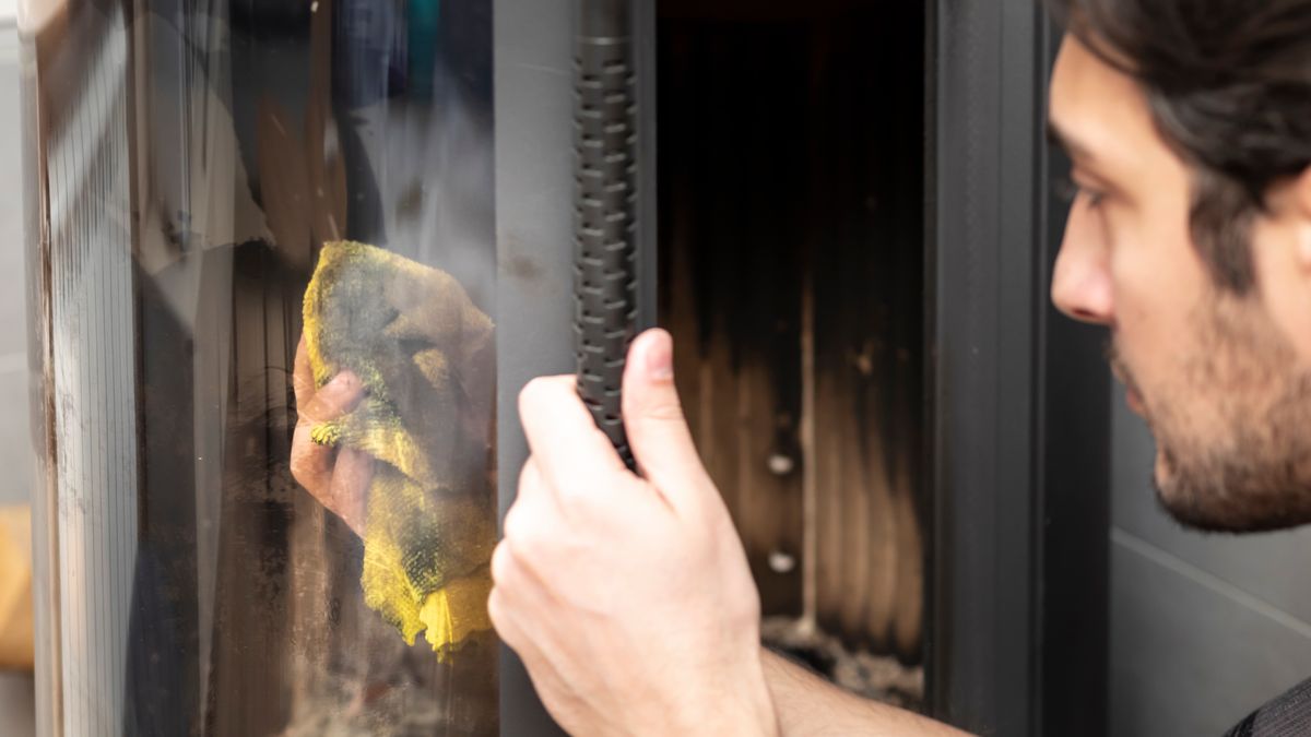 Czyszczenie szyby kominkowej