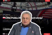 Tomasz Sakiewicz na tle zbiórki Republiki dot. CPAC Polska