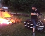Rozpalanie ogniska Harleyem - motocyklowy survival