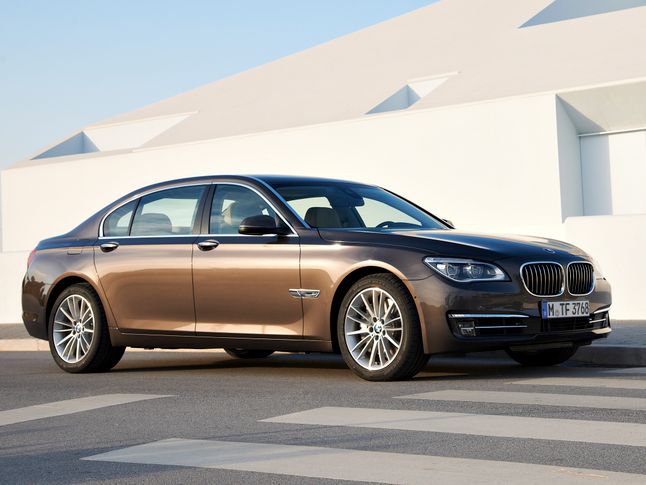 W 2012 roku BMW przeprowadziło lifting Serii 7. Wygląd auta został minimalnie zaostrzony, a do listy wyposażenia dołączyły LED-owe światła, system rozrywki, nowe samopoziomujące się zawieszenie, dodatki do systemu ConnectedDrive i wiele innych opcji.