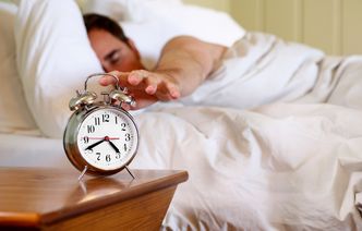 Polacy śpią za krótko przez stres w pracy