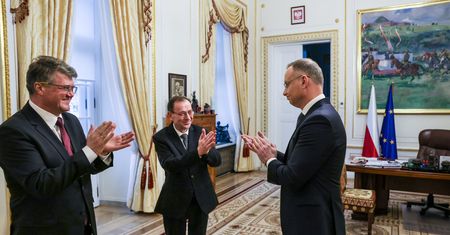 Czułe powitanie. Duda spotkał się z Kamińskim i Wąsikiem