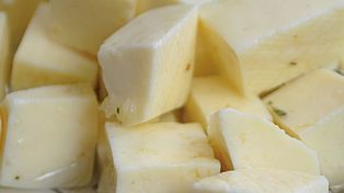 Bogaty w białko i wapń. Wzmacnia kości, wspiera mięśnie, dba o serce i dostarcza dobre bakterie dla jelit
