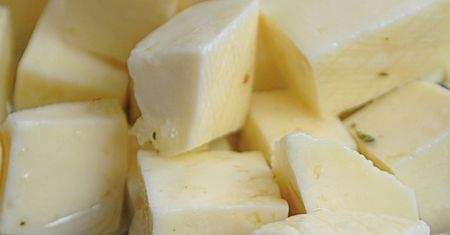 Bogaty w białko i wapń. Wzmacnia kości, wspiera mięśnie, dba o serce i dostarcza dobre bakterie dla jelit