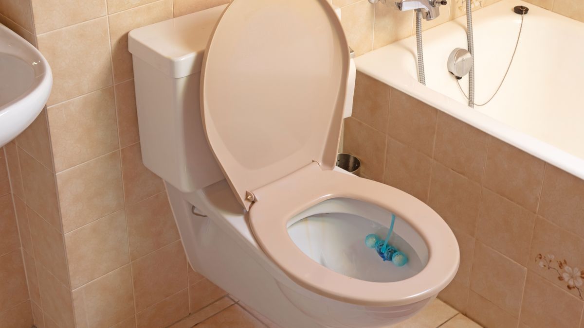 Zbyt długie siedzenie na muszli klozetowej może nam zaszkodzić
