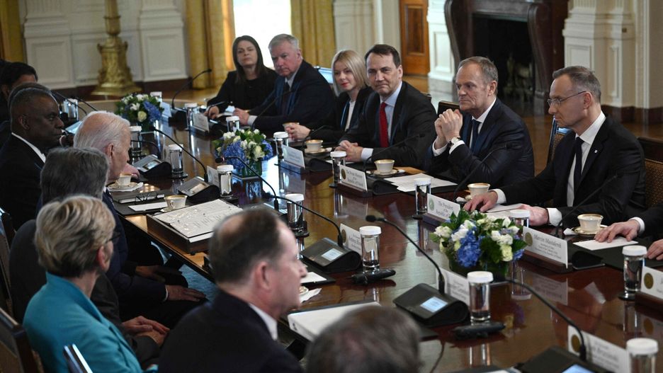 Prezydent Duda i premier Tusk z wizyt? w USA
Polish President Andrzej Duda (R) and Prime Minister Donald Tusk (2nd R) meet with US President Joe Biden (2nd L) at the White House in Washington, DC, March 12, 2024. (Photo by Brendan SMIALOWSKI / AFP)
BRENDAN SMIALOWSKI