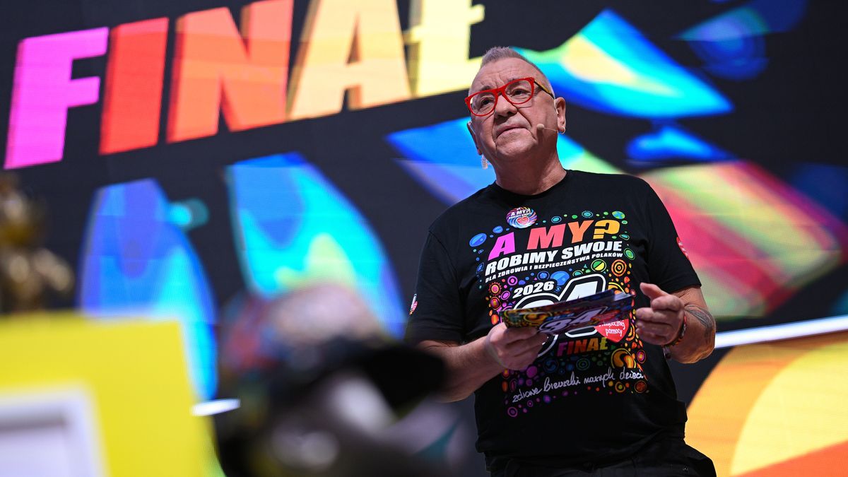 Warszawa, 22.01.2026. Prezes Fundacji Wielkiej Orkiestry Świątecznej Pomocy Jerzy Owsiak podczas konferencji prasowej w studiu WOŚP na błoniach PGE Narodowego w Warszawie, 22 bm. Hasłem tegorocznego finału WOŚP jest ?Zdrowe brzuszki naszych dzieci?. Celem zbiórki, która odbędzie się 25 stycznia 2026 roku, jest diagnostyka i leczenie chorób przewodu pokarmowego u najmłodszych pacjentów. (sko) PAP/Marcin Obara