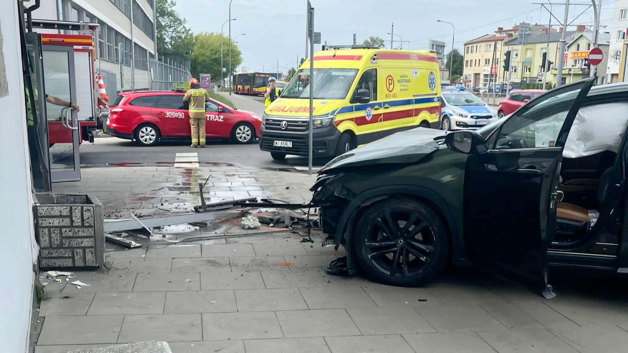 Samochód uderzył w Instytut Lotnictwa. Służby są na miejscu