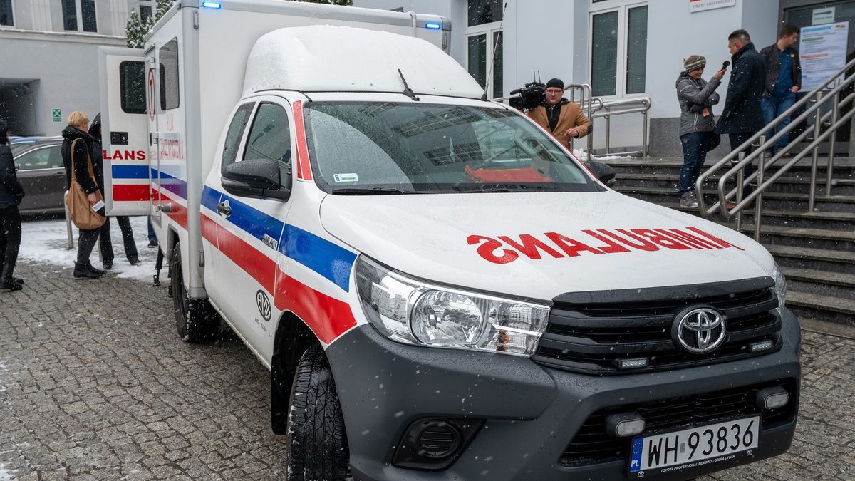 Zdjęcie okładkowe artykułu: PAP / Grzegorz Michałowski / Na zdjęciu: ambulans