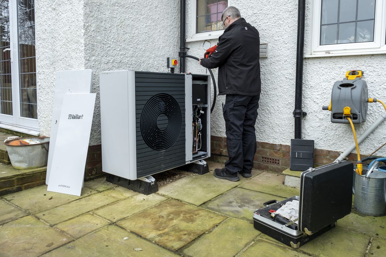 Rząd wsadził Polaków na minę? "Zmuszał do ekologii, teraz wbija szpilę w plecy"