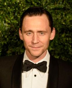 Tom Hiddleston w wieżowcu
