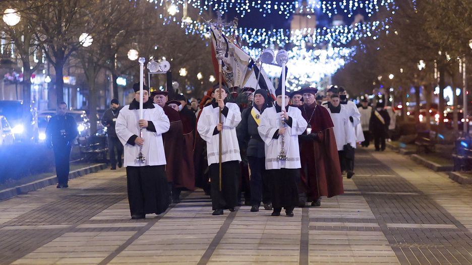 Częstochowa 17.12.2021. Kondukt żałobny arcybiskupa seniora archidiecezji częstochowskiej Stanisława Nowaka w Alei Najświętszej Maryi Panny w Częstochowie, 17 bm. Po mszy św. odprawionej w bazylice na Jasnej Górze kondukt wyruszył do archikatedry św. Rodziny. (jm) PAP/Waldemar Deska