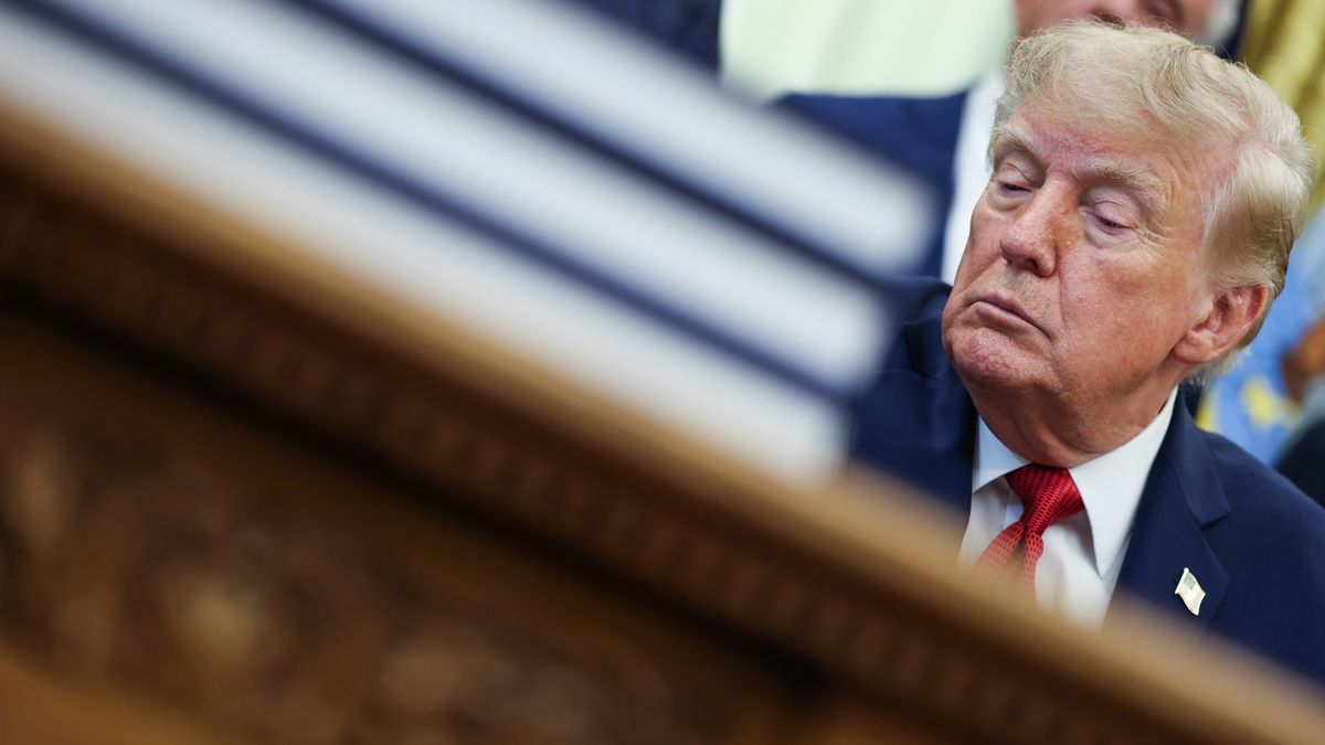 US President Trump announces new 'most favored nation' pricing for Medicaid
epa13249039 US President Donald Trump announces new 'most favored nation' pricing for some drugs in the Oval Office at the White House in Washington, DC, USA, 18 September 2026. Many countries have negotiated prices for certain drugs that are significantly lower than what Americans pay for the same medication and the new deal will allow states Medicaid programs to benefit from those lower prices.  EPA/Samuel Corum / POOL 
Dostawca: PAP/EPA.
Samuel Corum / POOL
sipausawire, xxsipa_usa_owned, DC, Oval Office, Washington, health care, healthcare, news, politics