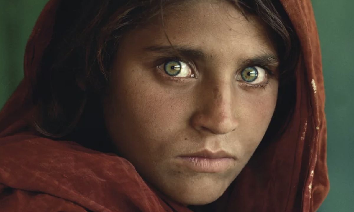 Sharbat Gula, zielonooka afgańska dziewczyna, pokazała się światu w 1985 roku na okładce "National Geographic". Teraz znów o niej głośno Foto: Steve McCurry/National Geographic