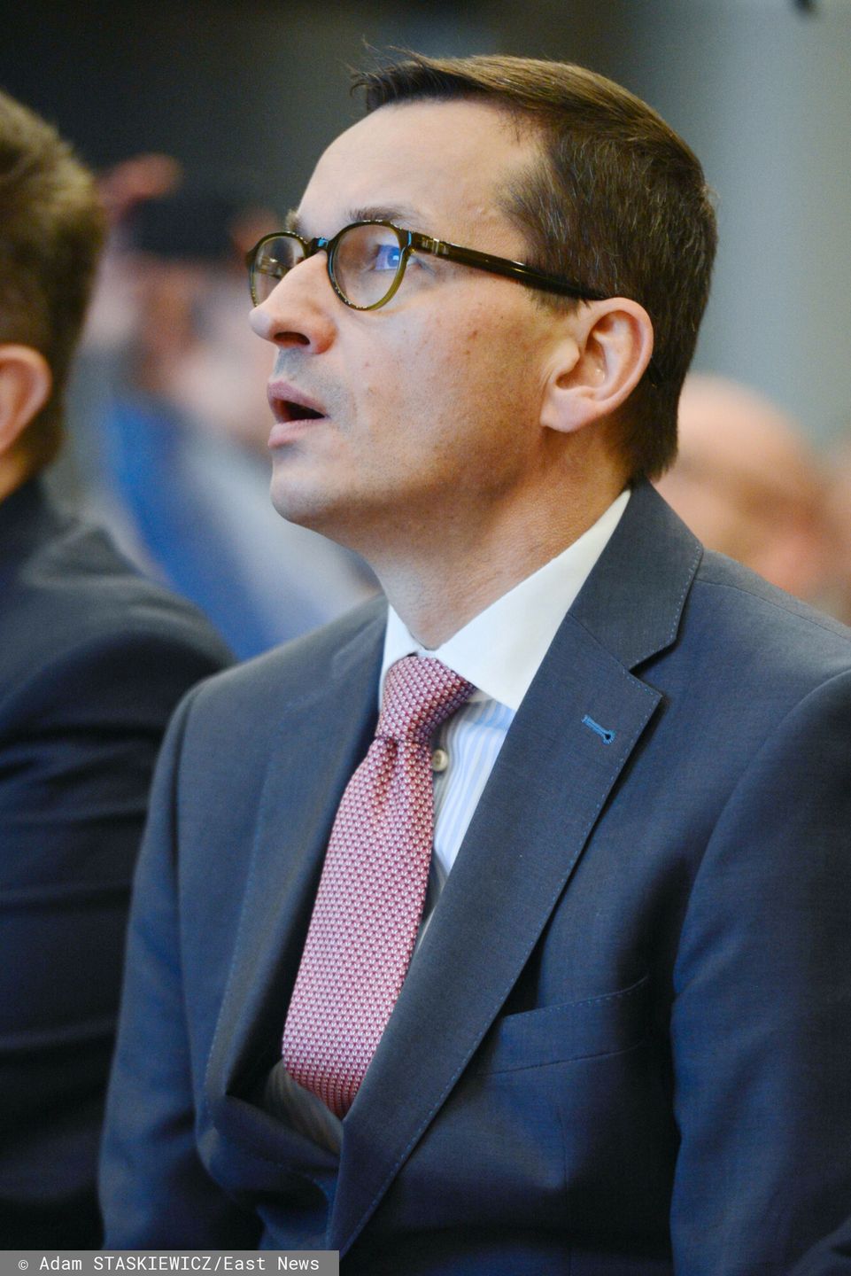Asystentka w Kancelarii Premiera zorganizowała zrzutkę na naprawę drzwi i szkolenie psa