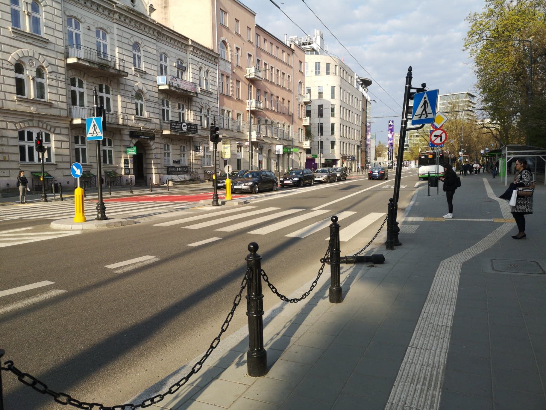 Pochylony słup sygnalizatora na al. Racławickich