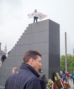 Działacz Obywateli RP wszedł na pomnik smoleński. Usłyszał zarzut