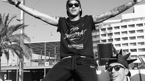 Biała koszula i marynarka z trupią czaszką. Tak Neymar bawi się na Ibizie