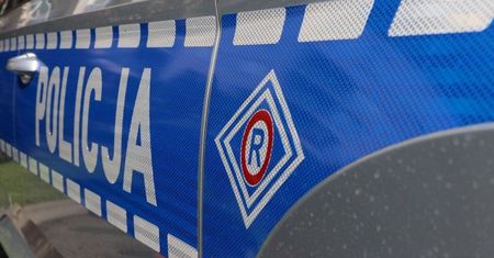 Bez uprawnień i badań technicznych wiózł poszukiwanego z narkotykami