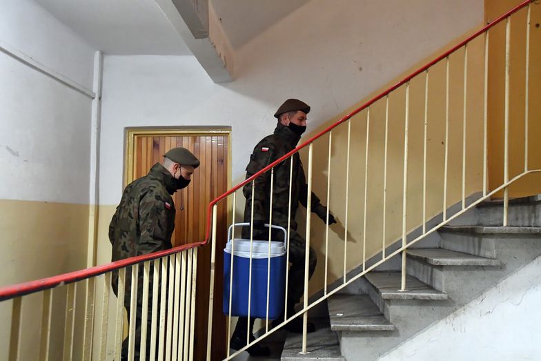 Żołnierze dostarczają w pandemii obiady kombatantom
