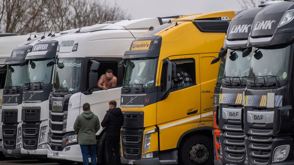 Kierowcy ciężarówek w Anglii muszą zrobić test na SARS-coV-2 lub ograniczyć opuszczanie pojazdu do minimum