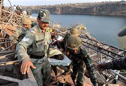 Indie: co najmniej 6 osób zginęło pod zawalonym mostem
