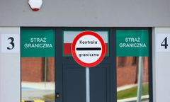 Młodzi mężczyźni wyjeżdżają z Ukrainy. Ruch na przejściach