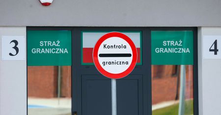 Młodzi mężczyźni wyjeżdżają z Ukrainy. Ruch na przejściach