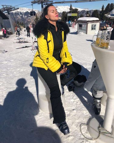 Karolina Szostak na nartach przy zimnym piwku