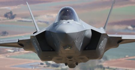F-35 przegrał starcie z orłem. Maszyna za miliony dolarów może trafić na śmietnik