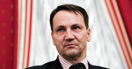 Sikorski ujawnił dokumenty. Chodzi o rosyjskiego szpiega i Macierewicza