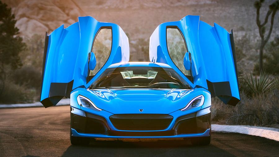 Mimo napędu elektrycznego, C_Two jest rasowym hipersamochodem.