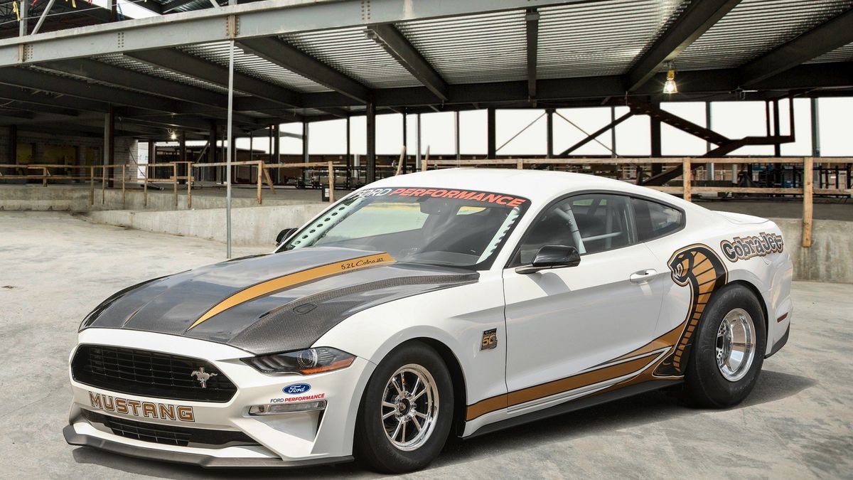 Ford oferowany będzie tylko w dwóch kolorach - czerwonym i białym