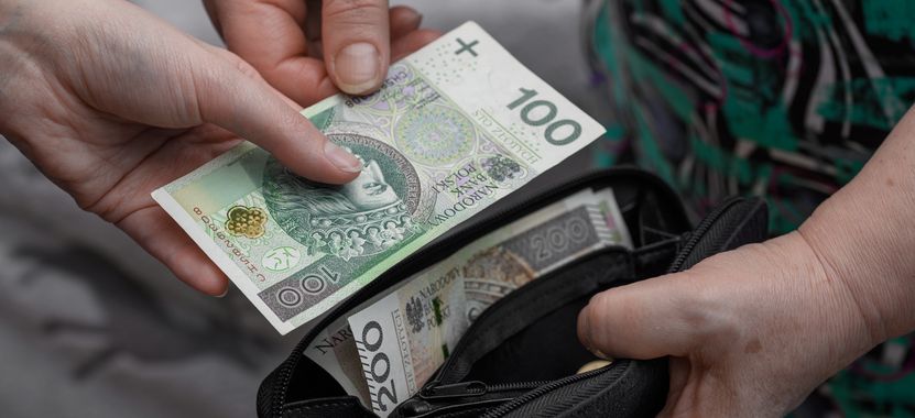 Darowizna od najbliższych. Skarbówka patrzy na wpłaty