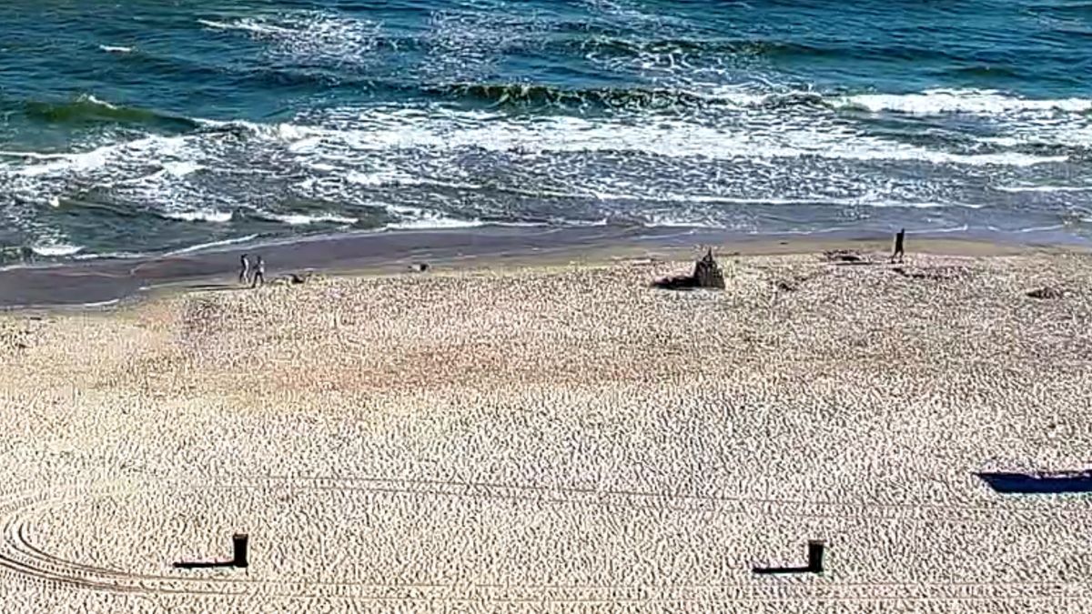 Piękna budowla na plaży w Kołobrzegu.
