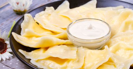 Zamiast do szarlotki wrzucam do farszu. Wychodzą pyszne pierogi