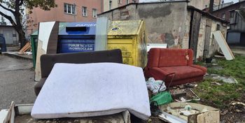 Nowy pomysł na walkę ze śmieciami: QR kody na miejskich koszach