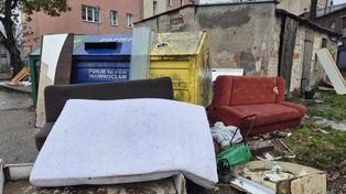 Nowy pomysł na walkę ze śmieciami: QR kody na miejskich koszach