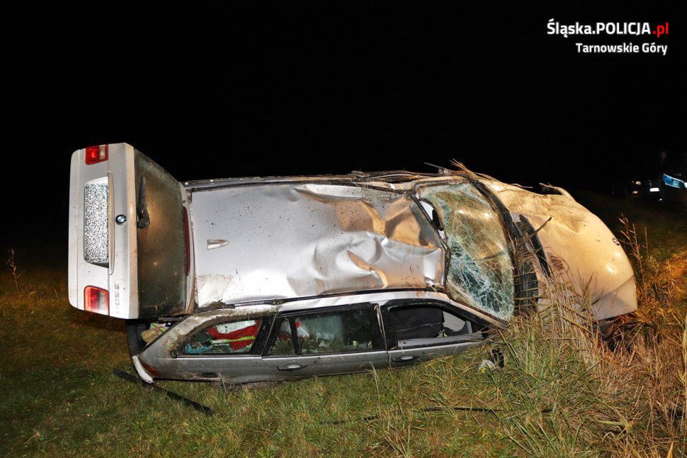 Śląsk. W miejscowości Łubie kierujący bmw stracił panowanie nad autem i wpadł do przydrożnego rowu.