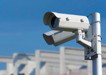 Kamera wycelowana w posesję sąsiadów. Ważna decyzja prezesa UODO