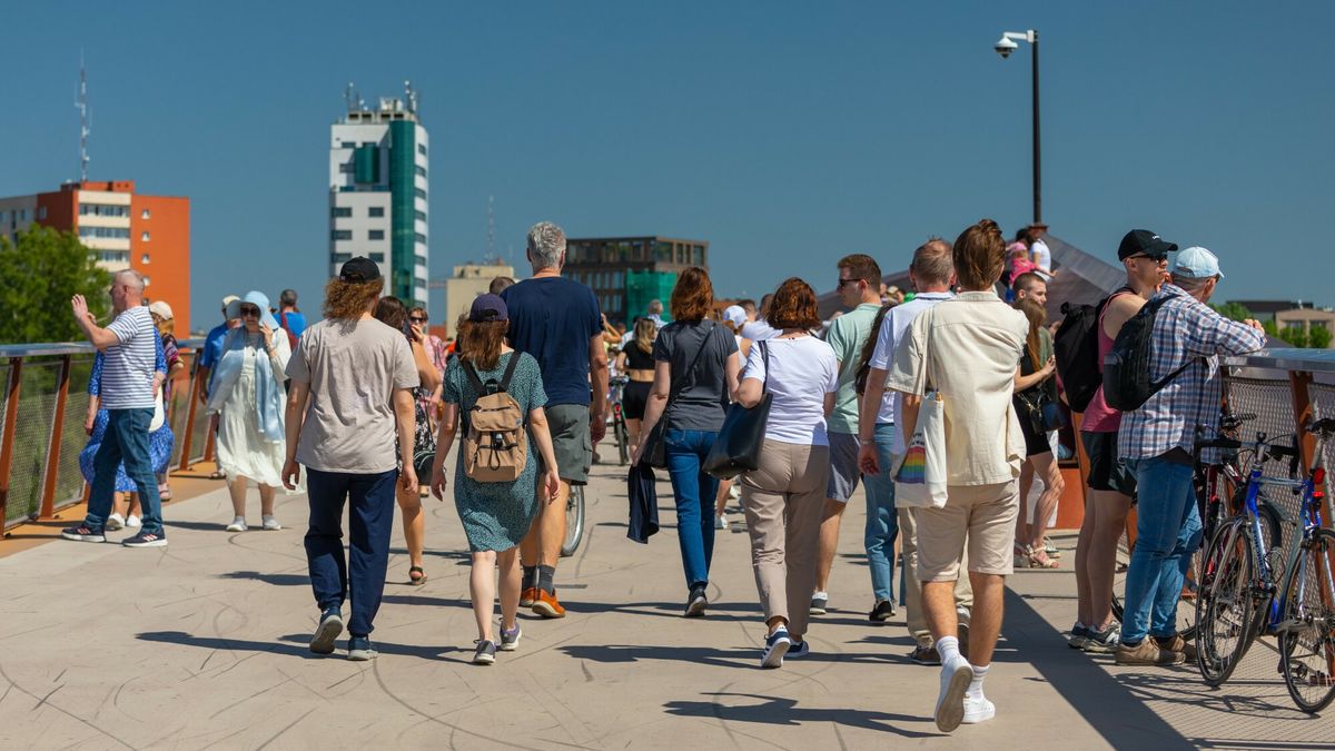 Warszawa Arkadiusz Zi�?ek
Fot. Arkadiusz Ziolek/East News. 01.05.2024 Warszawa. n/z Ludzie na kladce pieszo-rowerowej nad Wisla.
ARKADIUSZ ZIOLEK