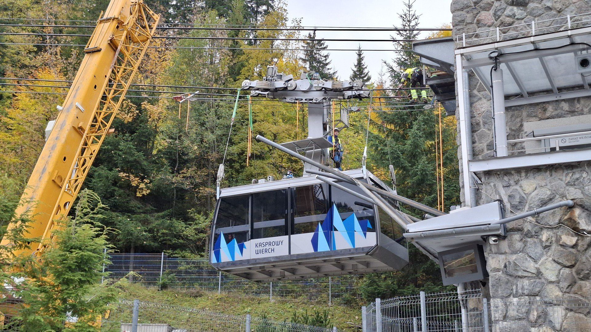Demontaż wagonów kolejki na Kasprowy Wierch w Tatrach