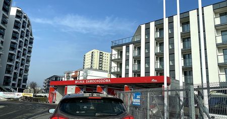 Balkon z widokiem na myjnię. Patodeweloperka po krakowsku