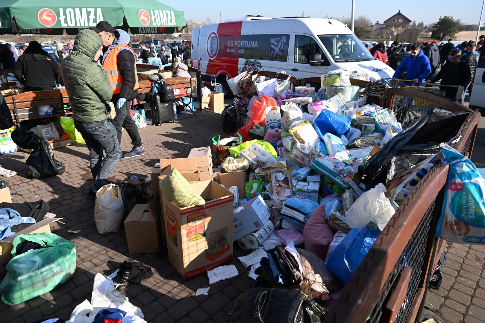 Medyka, 26.02.2022. Sytuacja na przejściu granicznym w Medyce, 26 bm. Wiele osób, nie tylko z Polski, czeka 26 bm. na przejściu granicznym w Medyce na Podkarpaciu na tych, którzy uciekają przed wojną z Ukrainy. Na samym przejściu widać głównie kobiety, które z małymi dziećmi na ręku szukają pomocy w naszym kraju. Trwa inwazja Rosji na Ukrainę. (mr) PAP/Darek Delmanowicz